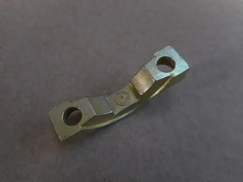 Metallische Halterung mit zwei Löchern, teilweise vernickelt. Bestandteil eines Remeha-Systems zur Befestigung oder Montage.